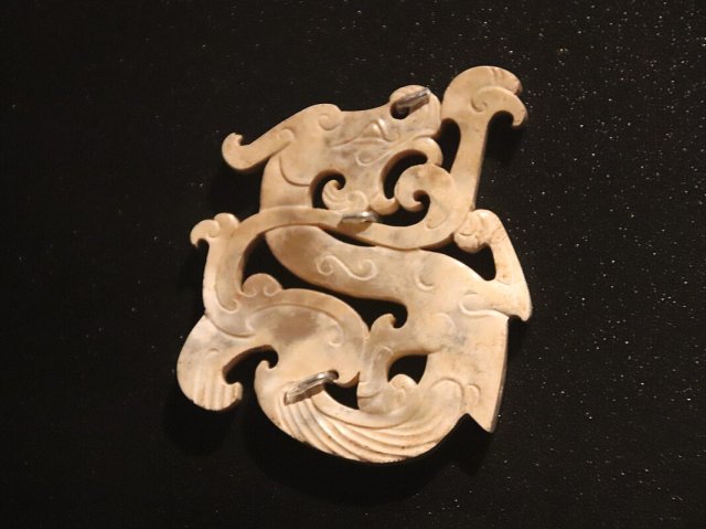 Warring_States-Han_Jade_Dragon_29 - Jade-carved dragon ornament from the Warring States period 403–221 BC