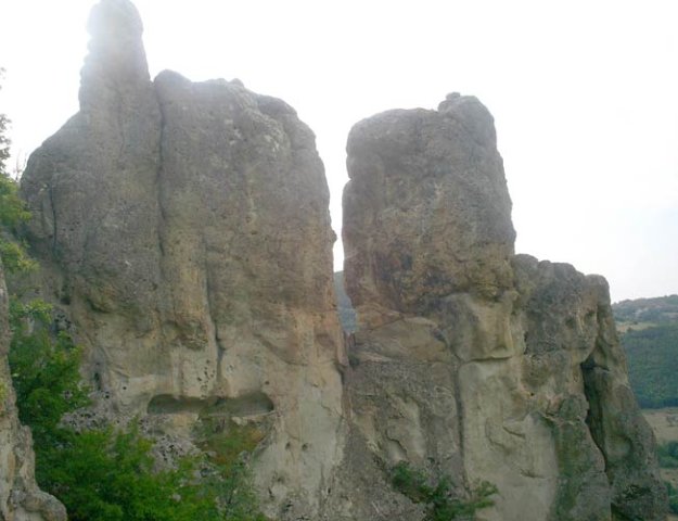 Dazhd_rockHole_faces_544