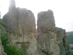 Dazhd_rockHole_faces_544