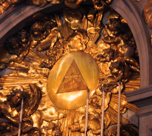 Tetragrammaton_at_5th_Chapel_of_the_Palace_of_Versailles_France