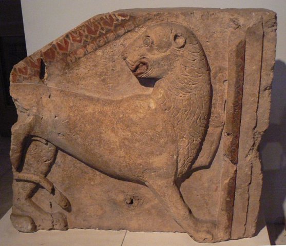 696px-NHMB-Zhaba-mogila-Strelcha-relief-of-lion-polychrome-decoration-5-4-centuryBC