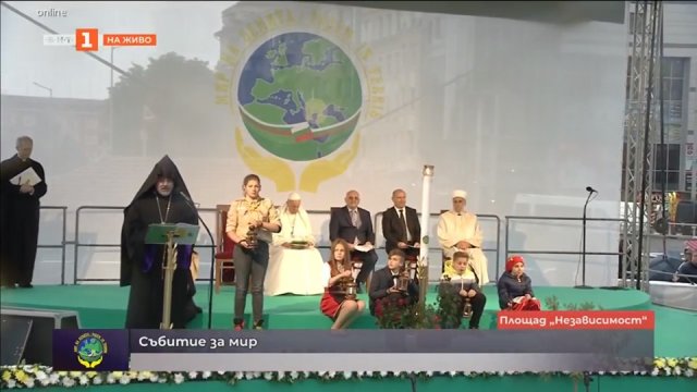 Armenskiiat pop priema oplakvania ot Bojko i Papata