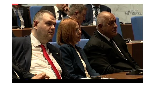 Бойко и Пеевски слушат Мирчев на трибуната