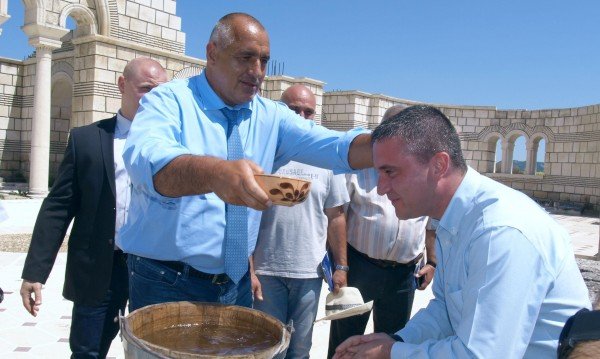 Светиня Му покръщава