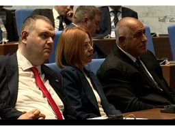 Бойко и Пеевски слушат Мирчев на трибуната