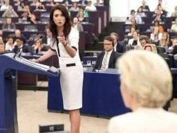 Ева Зайчовска се обръща към Урсула