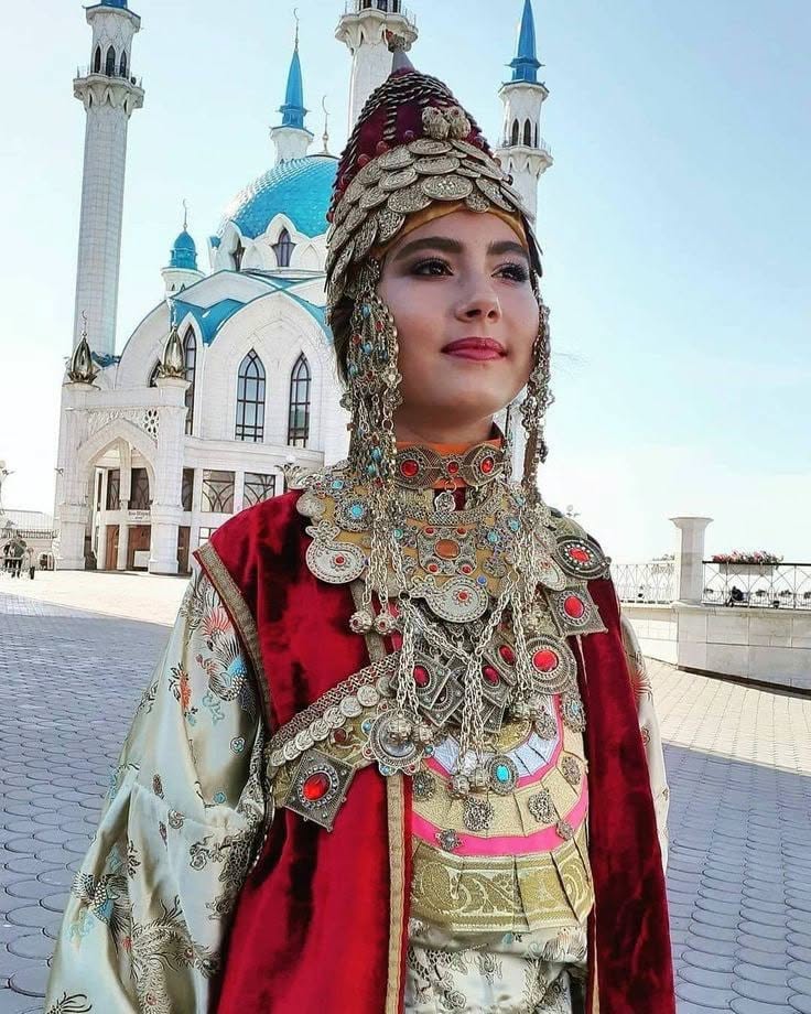 Саида Мухатмезянова пред джамията в Болгар